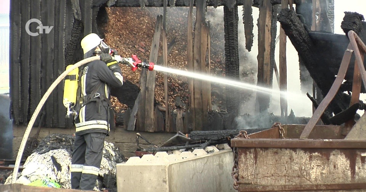 Kastl Brand einer landwirtschaftlichen Maschinenhalle LFV Bayern